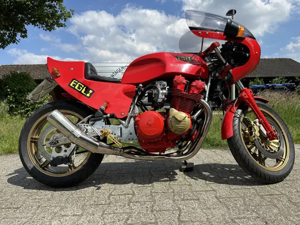 Een Honda 900